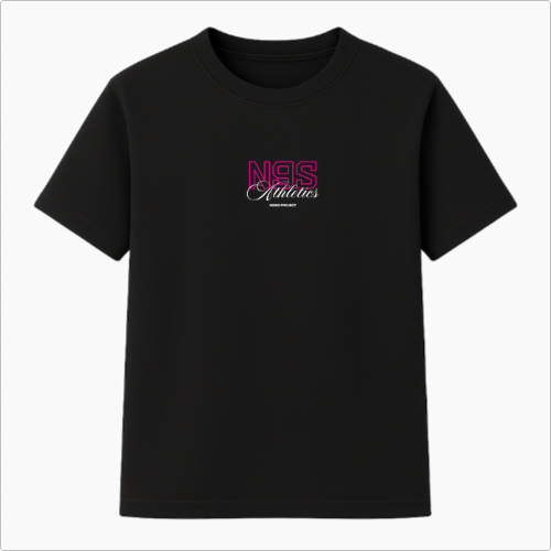 Camiseta com estampa frontal de "N9S Athletics" em fonte estilizada e estampa traseira similar, ampliada, incluindo "Worldwide Athletes Enthusiasts" e "Nines Project".