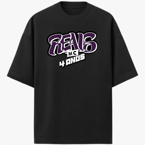 Camiseta com estampa frontal de letras estilizadas "Reais M.C. 4 anos" e estampa traseira de um crânio segurando uma placa com símbolo estilizado.