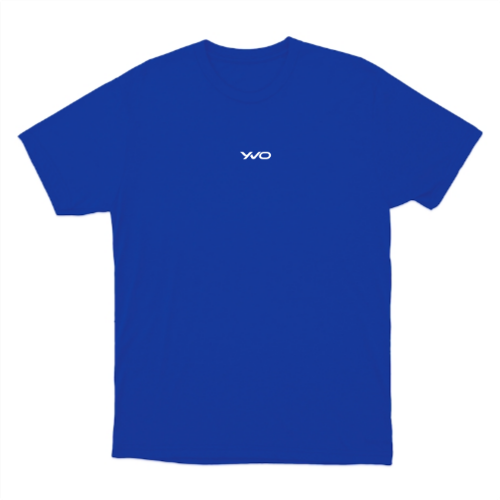 Camiseta com estampa frontal de texto estilizado "YNO" em fonte discreta.