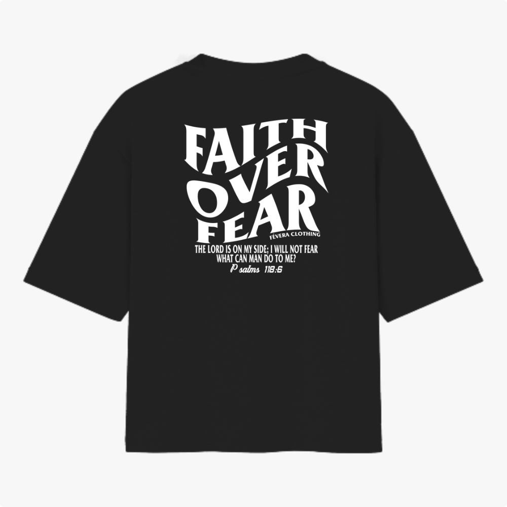 Camiseta com estampa frontal de "Faith Over Fear" com detalhes em texto pequeno e estampa traseira de "Faith Over Fear" acompanhada de citação extensa.