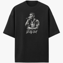 Camiseta com estampa frontal de um cantor performando com microfone, tatuagens nos braços e a assinatura "Lil Uzi Vert" abaixo da imagem.