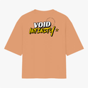 Camiseta com estampa traseira de palavras grandes "VOID INFINITY" em tipografia estilizada, coroada por uma estrela e texto menor ao redor.