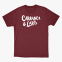 Camiseta com estampa frontal de texto estilizado apresentando as palavras "CARRANCA & LABS" em uma tipografia marcante e atraente.