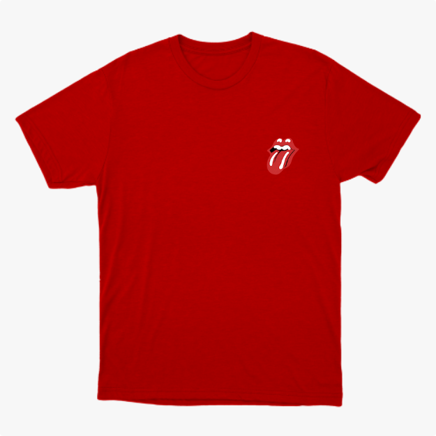 Camiseta com estampa frontal de boca com lábios entreabertos e língua para fora, criando um visual icônico e arrojado na parte superior esquerda.