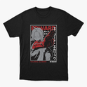 Camiseta com estampa frontal de personagem estilizado em tons de cinza e vermelho, com elementos de design geométrico e texto ao redor.