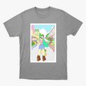 Camiseta com estampa frontal de desenho de uma jovem em cenário urbano, usando botas e gorro, carregando sacola, com prédios e céu ao fundo.