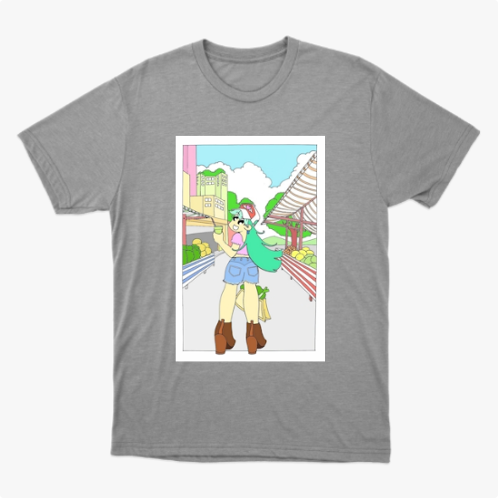 Camiseta com estampa frontal de desenho de uma jovem em cenário urbano, usando botas e gorro, carregando sacola, com prédios e céu ao fundo.