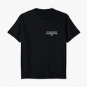 Camiseta com estampa frontal de texto "MY GIRLFRIEND IS HOTTER THAN YOU" em letras maiúsculas, posicionado no canto superior esquerdo.