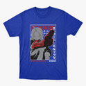 Camiseta com estampa frontal de personagem estilizado em tons de cinza e vermelho, com elementos de design geométrico e texto ao redor.
