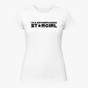 Camiseta com estampa frontal de frase em letras maiúsculas destacando a palavra "STARGIRL", com uma estrela substituindo a letra "A".