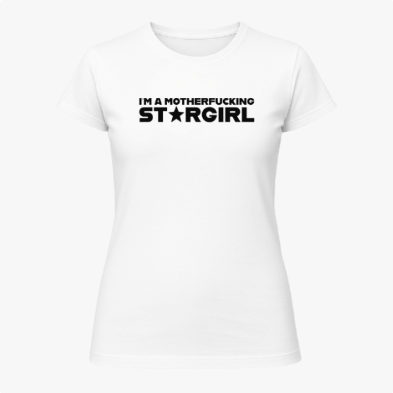 Camiseta com estampa frontal de frase em letras maiúsculas destacando a palavra "STARGIRL", com uma estrela substituindo a letra "A".