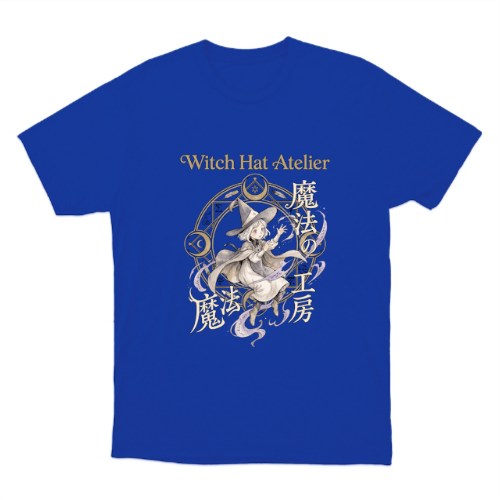 Camiseta com estampa frontal de personagem em estilo mangá, com chapéu de bruxa e elementos místicos circulares, acompanhados de texto estilizado.