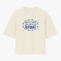 Camiseta com estampa frontal de frase envolta por arame farpado e estrelas e estampa traseira de símbolo estilizado com arame farpado no topo.