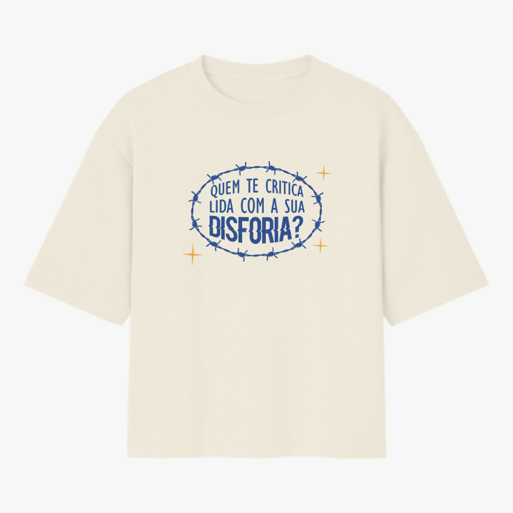 Camiseta com estampa frontal de frase envolta por arame farpado e estrelas e estampa traseira de símbolo estilizado com arame farpado no topo.
