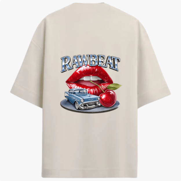 Camiseta com estampa traseira de lábios vermelhos, um carro clássico e uma cereja brilhante abaixo da palavra "RAWBEAT" em estilo distinto.