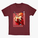 Camiseta com estampa frontal de personagem de anime empunhando uma espada, com cabelo laranja e trajando kimono, sobre fundo destacado, acompanhada por texto.