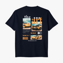 Camiseta com estampa traseira de colagem automotiva, incluindo dois carros esportivos, texto estilizado "the art", códigos de barras e ícones gráficos.