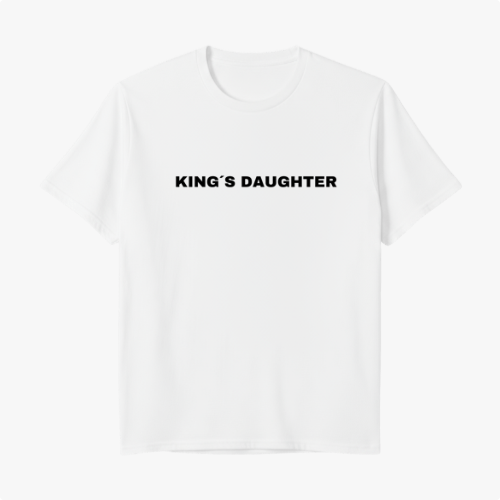 Camiseta com estampa frontal de texto estilizado que diz "KING'S DAUGHTER", apresentando uma tipografia em destaque centralizada.
