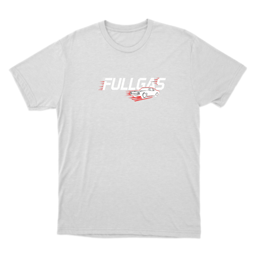 Camiseta com estampa frontal de carro com efeito de velocidade ao lado da palavra "FULLGAS" estilizada e estampa traseira de texto "FULLGAS" estilizado.