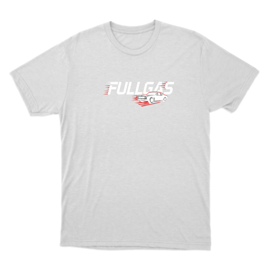 Camiseta com estampa frontal de carro com efeito de velocidade ao lado da palavra "FULLGAS" estilizada e estampa traseira de texto "FULLGAS" estilizado.
