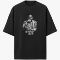 Camiseta com estampa frontal de um artista segurando um microfone e trajando roupa detalhada, acompanhada da inscrição estilizada "The Notorious B.I.G.".