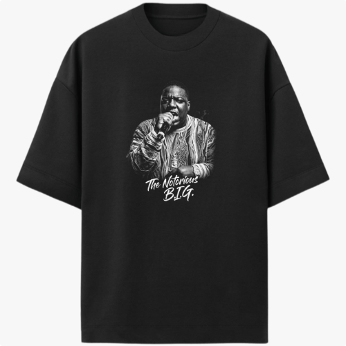 Camiseta com estampa frontal de um artista segurando um microfone e trajando roupa detalhada, acompanhada da inscrição estilizada "The Notorious B.I.G.".