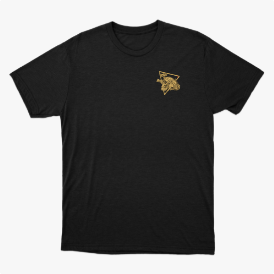 Camiseta com estampa frontal de caveira com óculos táticos dentro de triângulo e estampa traseira de caveira com mesma temática, escrita "Ghost Lens Tactical".