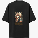 Camiseta com estampa frontal de um emblema dourado com coroa e texto "A raposa de nove caudas" e estampa traseira de arte detalhada de uma criatura fantástica com nove caudas sobre ondas, acompanhada por caracteres orientais e texto explicativo.