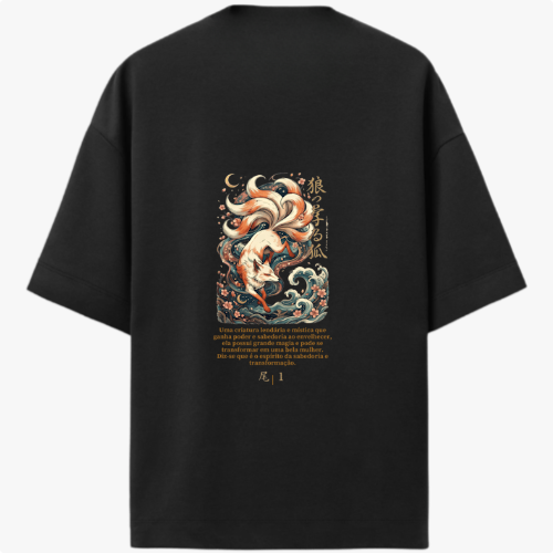 Camiseta com estampa frontal de um emblema dourado com coroa e texto "A raposa de nove caudas" e estampa traseira de arte detalhada de uma criatura fantástica com nove caudas sobre ondas, acompanhada por caracteres orientais e texto explicativo.