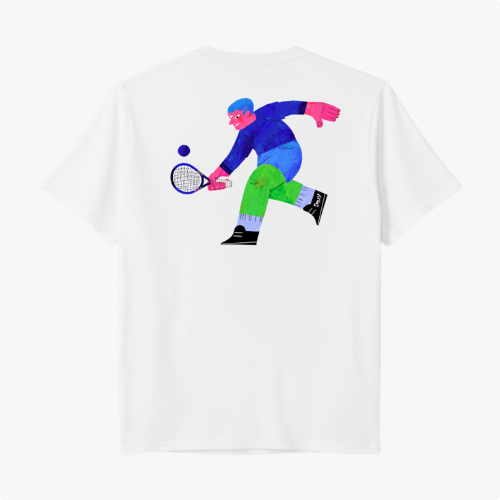 Camiseta com estampa frontal de lettering colorido e elementos circulares, e estampa traseira de personagem em ação jogando squash com raquete e bola.