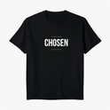 Camiseta com estampa frontal de palavra "CHOSEN" em fonte destacada, acompanhada de duas linhas horizontais finas acima e abaixo do texto, criando um design minimalista e impactante.