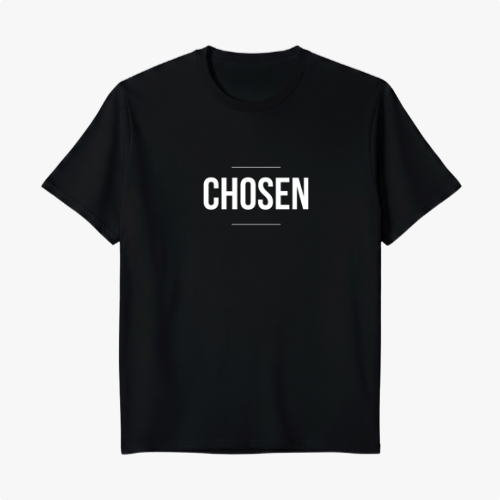 Camiseta com estampa frontal de palavra "CHOSEN" em fonte destacada, acompanhada de duas linhas horizontais finas acima e abaixo do texto, criando um design minimalista e impactante.