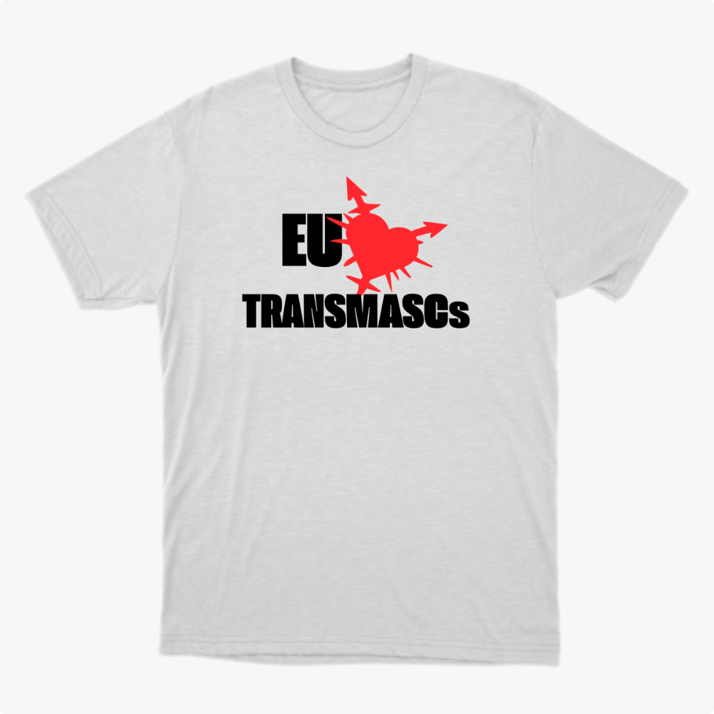 Camiseta com estampa frontal de texto "EU ❤️ TRANSMASCs" ao lado de um coração flechado, e estampa traseira circular com símbolo e palavra "TRANSVERSICAL".