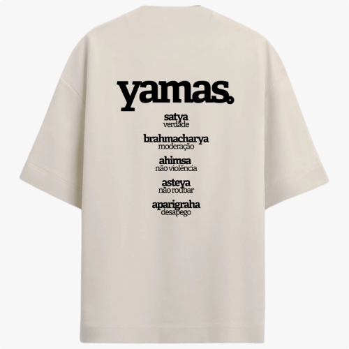 Camiseta com estampa frontal de "brahmacharya energia consciente" e estampa traseira de "yamas" com lista de conceitos como "satya" e "aparigraha".