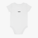 Body infantil com estampa frontal de logotipo estilizado com letras curvas minimalistas em posição central discreta.