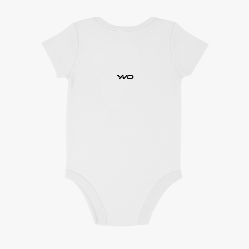 Body infantil com estampa frontal de logotipo estilizado com letras curvas minimalistas em posição central discreta.