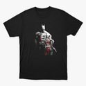 Camiseta com estampa frontal de personagem em traje futurista, usando máscara e capa com destaque para detalhes em contraste.