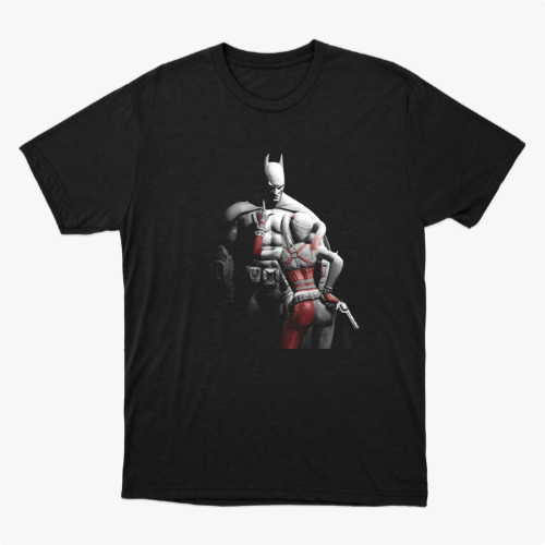 Camiseta com estampa frontal de personagem em traje futurista, usando máscara e capa com destaque para detalhes em contraste.