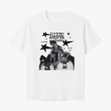 Camiseta com estampa frontal de três pessoas em preto e branco sobre os tambores, cercadas por estrelas azuis e texto estilizado "Harry Styles".