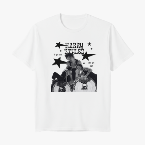 Camiseta com estampa frontal de três pessoas em preto e branco sobre os tambores, cercadas por estrelas azuis e texto estilizado "Harry Styles".