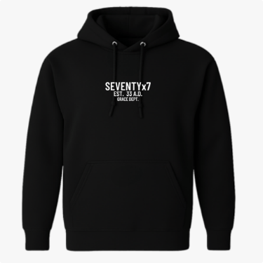 Moletom com estampa frontal de texto "SEVENTY x 7" seguido por "EST. 33 A.D. GRACE DEPT.", destacando uma estética minimalista e moderna.