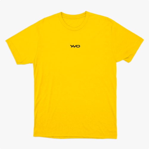 Camiseta com estampa frontal de um pequeno logotipo estilizado com as letras "WO" centralizado abaixo da linha do peito.