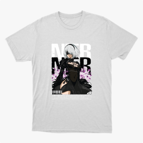 Camiseta com estampa frontal de personagem com cabelo prateado, vestindo traje estilizado, entre flores roxas, acompanhada de letras grandes e código de barras.