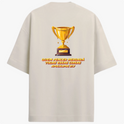 Camiseta com estampa frontal de troféu pequeno à esquerda e estampa traseira de grande troféu acompanhado da frase "QUEM VENCER HERDARÁ TODAS ESSAS COISAS APOCALIPSE 21:7".