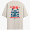 Camiseta com estampa frontal de um pequeno logotipo abstrato e estampa traseira de guerreiro viking com machados, cercado por textos "ETERNAL VALOR" e "ECHOES OF VALHALLA".