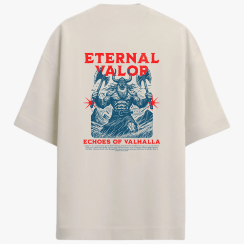Camiseta com estampa frontal de um pequeno logotipo abstrato e estampa traseira de guerreiro viking com machados, cercado por textos "ETERNAL VALOR" e "ECHOES OF VALHALLA".