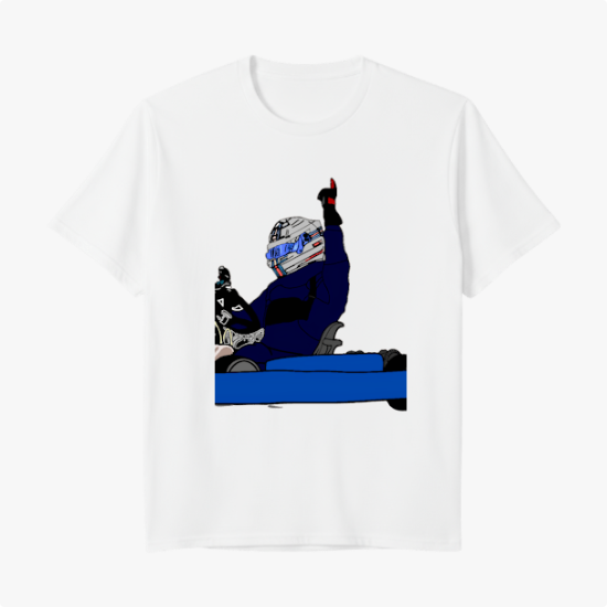 Camiseta com estampa frontal de um piloto comemorando em kart, usando capacete e roupa de corrida, com um braço levantado em gesto de vitória.
