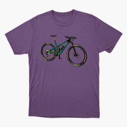 Camiseta com estampa frontal de bicicleta detalhada com componentes realistas, destacando quadro robusto e rodas com inscrições estilizadas nos pneus.