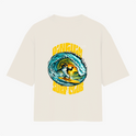 Camiseta com estampa frontal de logotipo discreto com texto pequeno e símbolo estilizado, e estampa traseira de pinguim surfando em onda com texto vibrante.