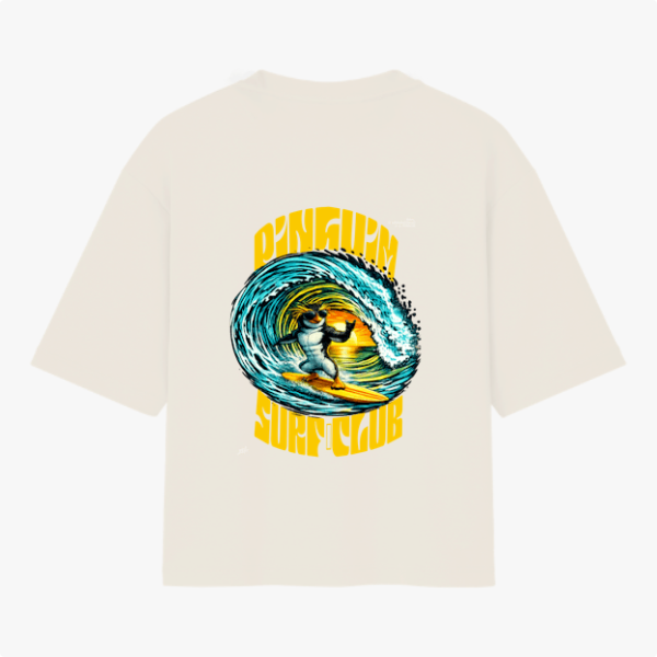 Camiseta com estampa frontal de logotipo discreto com texto pequeno e símbolo estilizado, e estampa traseira de pinguim surfando em onda com texto vibrante.